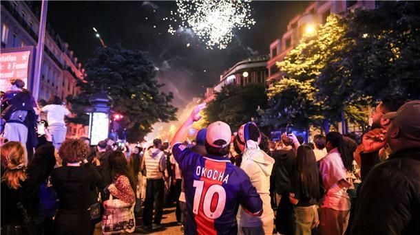Chauffeur nach Fahrt in feiernde PSG-Fans in Gewahrsam Bei den Feiern nach dem PSG-Sieg hat ein Auto drei Menschen umgefahren und verletzt (Archivbild).