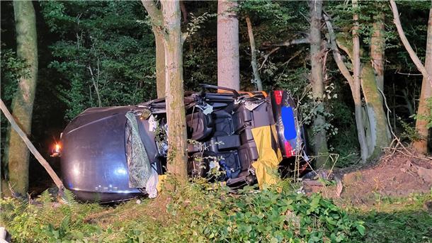 Tödlicher Unfall in Nordhessen: Zwei Ehepaare sterben Bei den Insassen des Wagens handelte es sich um zwei Ehepaare.