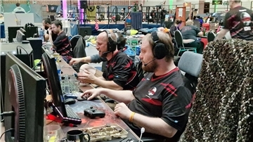 Bei den LAN-Partys in der Braker Großsporthalle ist drei Tage lang jede Menge los (Archivbild vom vergangenen Jahr). So soll es auch Ende des Monats wieder sein.