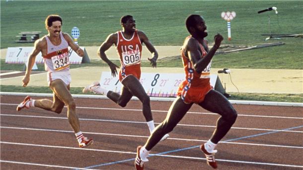 Bei den Olympischen Spielen 19985 gewinnt Edwin Moses Gold. 