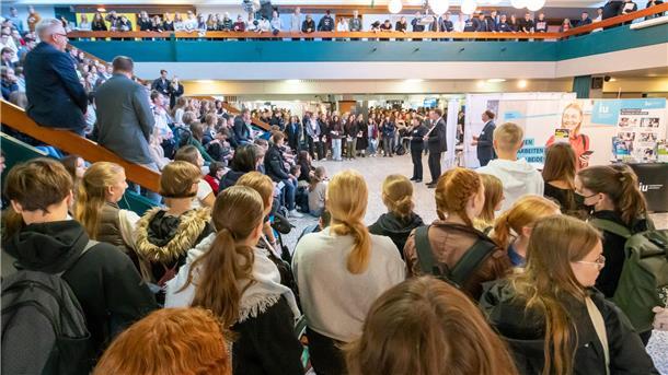 Eröffnung der Berufsmesse im Gymnasium Wesermünde.