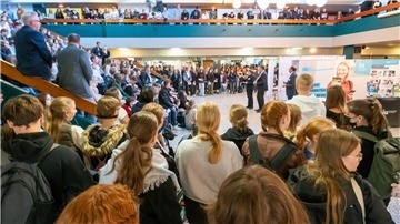 Eröffnung der Berufsmesse im Gymnasium Wesermünde.