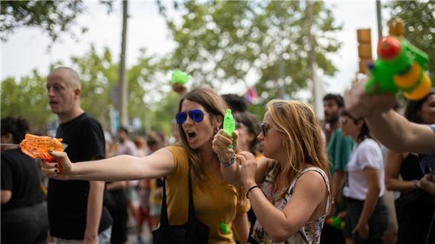 Bei den Protesten gibt es schon mal Spritzer aus Wasserpistolen. (Foto Archiv)