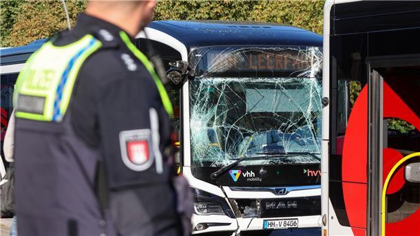 20 Menschen bei Busunfall in Hamburg verletzt - auch Kinder Bei den Unfall wurden auch vier Kinder leicht verletzt.