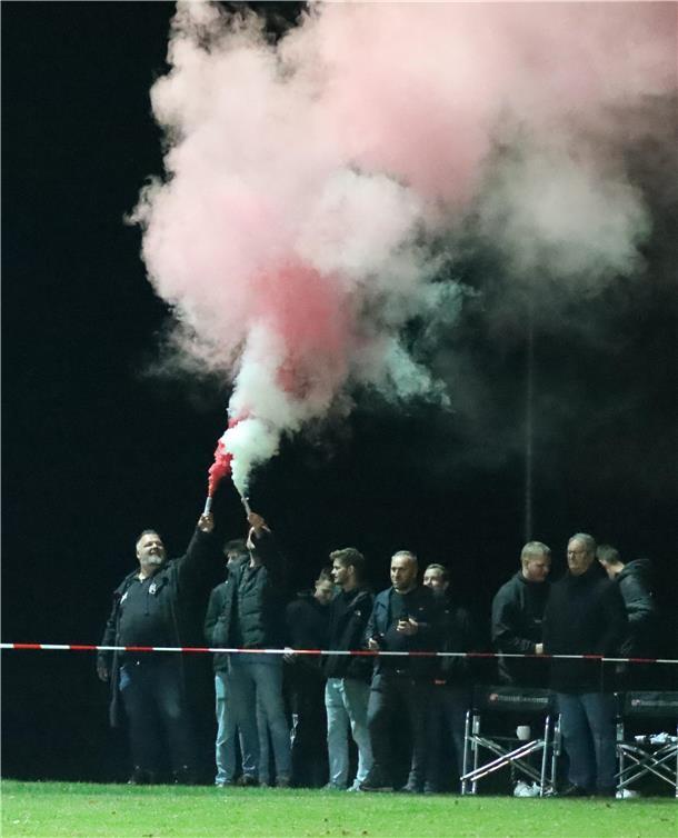 Bei den zufriedenen Fans kam in Oldedorf auch reichlich Pyrotechnik zum Einsatz.