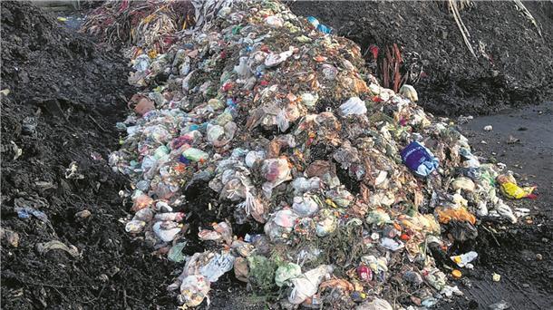 Bei der Anlieferung an der Deponie stellt sich in der Wesermarsch häufig heraus, dass die Abfälle zu einem großen Teil in Plastiktüten verpackt sind.
