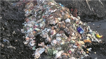 Bei der Anlieferung an der Deponie stellt sich in der Wesermarsch häufig heraus, dass die Abfälle zu einem großen Teil in Plastiktüten verpackt sind.