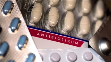 Bei der Antibiotika-Herstellung gelangt zu viel Material ins Abwasser und die Natur. (Archivbild)
