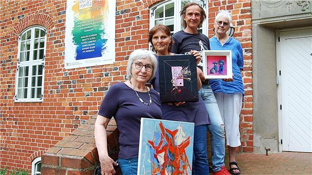 Präsentieren ihre Kunst im Rahmen der Ausstellungsreihe "burgomenta 04" in der Burg Hagen: Von links) Brigitte Gläsel, Angelika Achinger, Olivier Lamboray und Ute Wennrich. Es fehlen Gerhard Silber und Reiner Madena. Foto: Heß