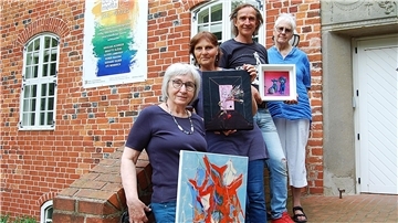 Präsentieren ihre Kunst im Rahmen der Ausstellungsreihe "burgomenta 04" in der Burg Hagen: Von links) Brigitte Gläsel, Angelika Achinger, Olivier Lamboray und Ute Wennrich. Es fehlen Gerhard Silber und Reiner Madena. Foto: Heß