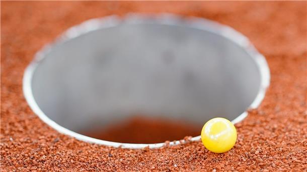 „SV Murmel 001“ gewinnt Murmel-Meisterschaft Bei der Deutschen Meisterschaft im Kuhlemurmeln in Rheinland-Pfalz werden Porzellankugeln in weiß und gelb verwendet.