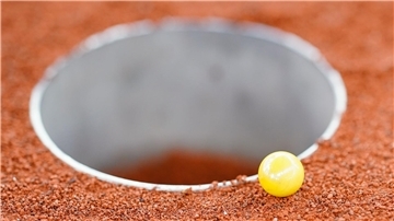 „SV Murmel 001“ gewinnt Murmel-Meisterschaft Bei der Deutschen Meisterschaft im Kuhlemurmeln in Rheinland-Pfalz werden Porzellankugeln in weiß und gelb verwendet.