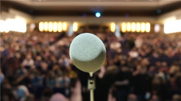 Ayse Irem gewinnt Deutsche Meisterschaft im Poetry Slam Bei der Deutschsprachigen Meisterschaft im Poetry Slam sind im Einzelwettbewerb 80 Autorinnen und Autoren angetreten.