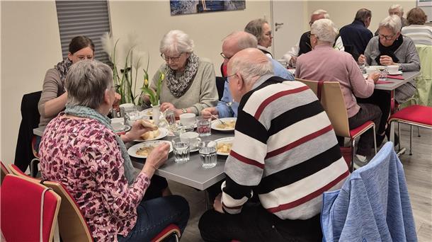 DRK-Aktion „Gemeinsam schmeckt es besser“ startet in ihre dritte Saison Ältere Menschen essen gemeinsam an Tischen. Bei der DRK-Aktion „Gemeinsam schmeckt es besser“ steht nicht nur der Eintopf, sondern vor allem das Miteinander am Mittagstisch im Mittelpunkt.