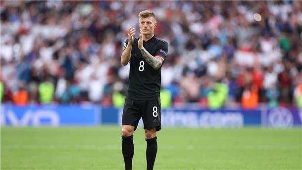 10 Mal Toni Kroos: Momente einer deutschen Fußball-Karriere Bei der EM 2021 schied Kroos mit der DFB-Auswahl im Achtelfinale in England aus.