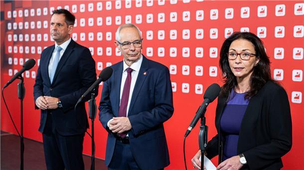 Fahimi warnt vor Sozialkürzungen – „Erzeugt nur Frust“ Bei der Eröffnung des Gewerkschaftskongresses in Hannover gehört Fahimi neben IGBC-Chef Michael Vassiliadis (M.) und Ministerpräsident Olaf Lies zu den Hauptrednern.