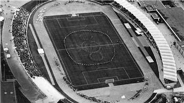 Bei der Eröffnung des Nordseestadions am 21. September 1975 drängtensich die Bremerhavener auf den Tribünen.