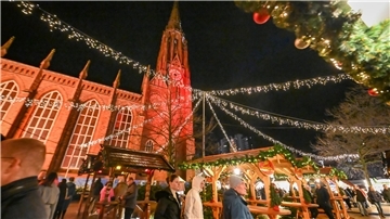 Menschen auf einem Weihnachtsmarkt.