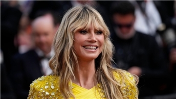 Bei der ersten Challenge mussten die Kandidatinnen und Kandidaten zu zweit vor einer Kamera posieren und Heidi Klum überzeugen.