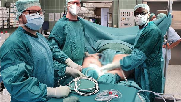 Bei der ersten Fettabsaugung an Tina Kuschels Beinen wurden rund acht Liter entnommen, in den Packungen befindet sich eine Mischung aus Fett und Blut – mindestens zwei weitere Eingriffe sind bisher geplant.