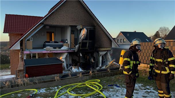 Bei der Explosion in einem Wohnhaus in Schönberg (Kreis Herzogtum Lauenburg) ist eine Hauswand abgebrochen. Es explodierte offenbar ein Solarstromspeicher und riss Fenster und einen Teil der Wand heraus. Foto: Schröder/News5/dpa