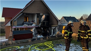 Bei der Explosion in einem Wohnhaus in Schönberg (Kreis Herzogtum Lauenburg) ist eine Hauswand abgebrochen. Es explodierte offenbar ein Solarstromspeicher und riss Fenster und einen Teil der Wand heraus. Foto: Schröder/News5/dpa