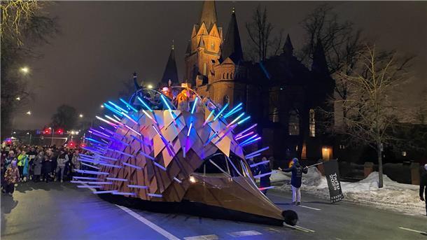 Tartu startet bunt ins Europäische Kulturhauptstadtjahr 2024 Bei der Feier zur Eröffnung des Programms zieht auch ein beleuchteter Riesenigel mit durch die Stadt.
