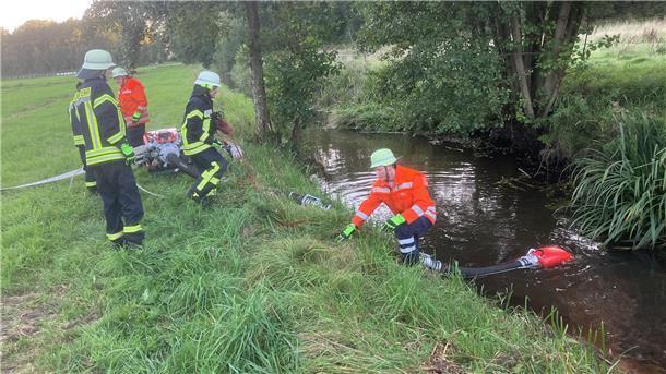 DAs Foto zeigt Feuerwehrleute bei der Übung. 