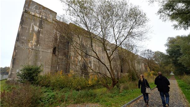 Ausflugsziele schlagen Corona-Blues ein Schnippchen Bei der Gedenkstätte Bunker Valentin verläuft ein Rundweg um den Bunker. Die Gedenkstätte ist derzeit geschlossen, doch der riesige Bunker ist auch von außen beeindruckend und liegt direkt am Deich.