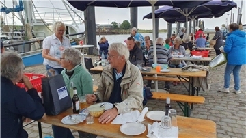 Bei der "Gezeiten"-Veranstaltung im Fedderwardersieler Hafen genossen die Besucher Krabben direkt vom Kutter.