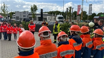 Die jungen Retter vom Roten Kreuz und der Jugendfeuerwehr treten zur Übung an.
