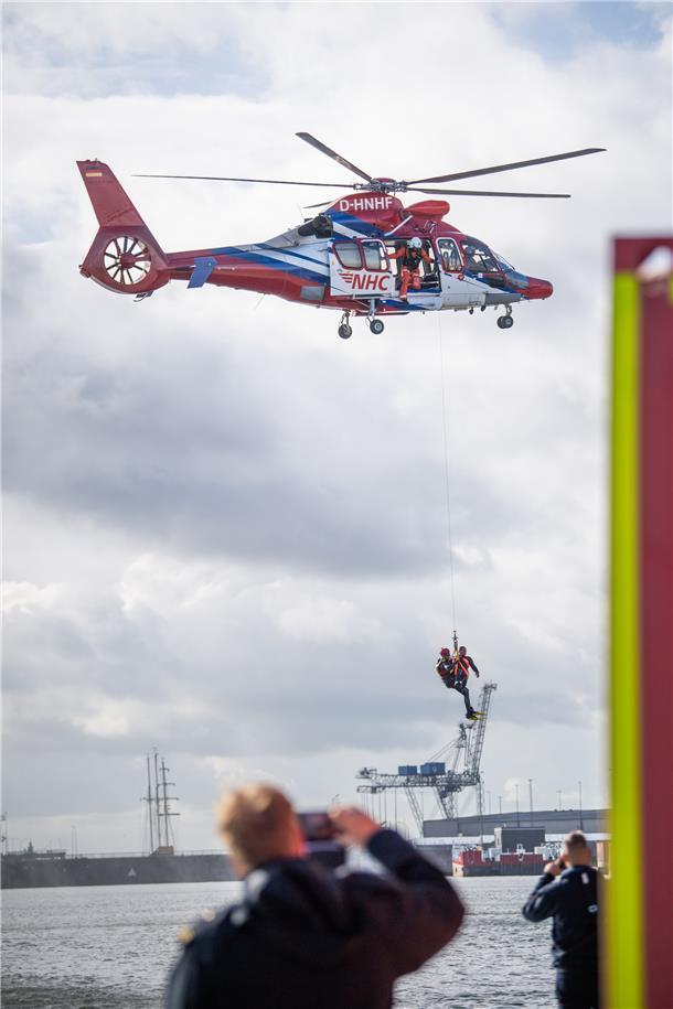 Bei der Großübung in Bremerhaven hatten die Einsatzkräfte alle Hände voll zu tun...