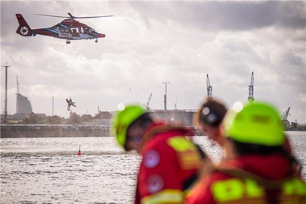Bei der Großübung in Bremerhaven hatten die Einsatzkräfte alle Hände voll zu tun...