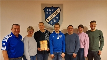 Bei der gut besuchten Hauptversammlung des TSV Byhusen blickte Vorsitzender Jens Tietjen (links) zurück. Auch Wahlen standen bei der Zusammenkunft an. Das Foto zeigt (von links) Kerstin Meyer, Ronald Weiner, Joris Gerken, Franz Lampe, Theresa Thal und Cord Heins.

