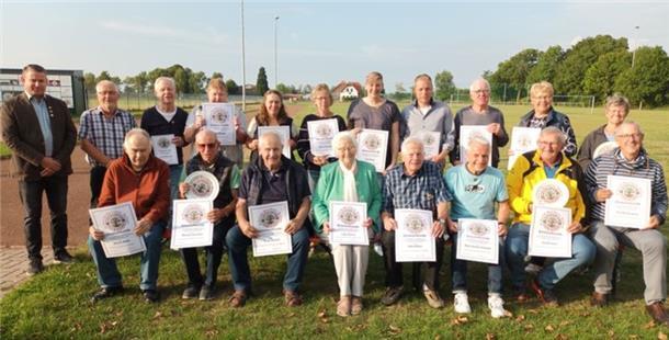 Bei der Hauptversammlung der Stollhammer Heimatsportler ehrten Vorsitzender Frank Göckemeyer (links) und Kreisvorsitzender Siegfried Hodel (2. von links) zahlreiche Jubilare.