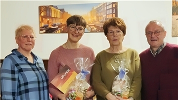 Bei der Hauptversammlung ging es zum einen um das Pfingstbaumsetzen. Aber auch Ehrungen standen an. Das Foto zeigt Rosita Trypka (stellvertretende Vorsitzende), Carola Franz, Hildburg Willms (beide Jubilare) und Wilhelm Richter (Vorsitzender).
