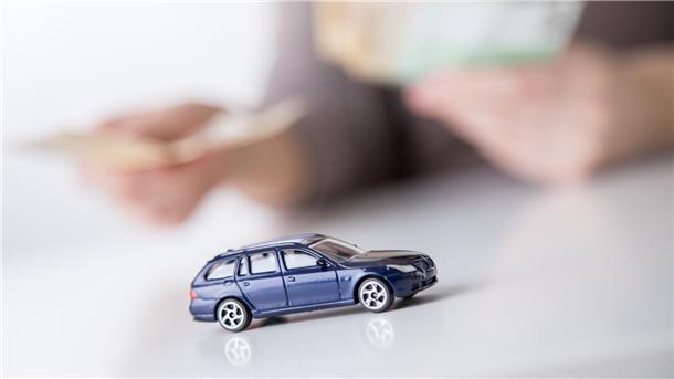 Ein Spielzeug-Auto steht auf einem Tisch.