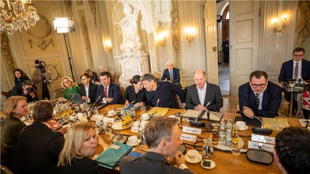 Der Winterfrieden von Meseberg: Kanzler voller Zuversicht Bei der Klausur auf Schloss Meseberg standen die Streitthemen offiziell nicht auf der Tagesordnung.