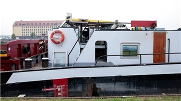 Bei der Kollision mit einer Brücke wurde das Führerhaus eines Schiffes auf dem Stichkanal in Osnabrück beschädigt. 
