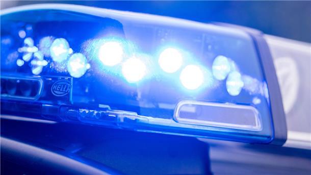 Getränkekisten fallen von Anhänger: Strafverfahren eingeleitet Ein Blaulicht leuchtet an einer Polizeistreife.