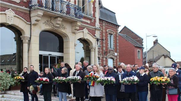 Bei der Kranzniederlegung zum Gedenken an die Toten des Krieges vor dem Rathaus der französischen Partnerstadt vertrat Claudia Kimmel (vorn, 6. von links) Bürgermeister Nils Siemen. Links neben ihr der Bürgermeister der Stadt Saint-Etienne-du-Rouvray, Joachim Moyse.