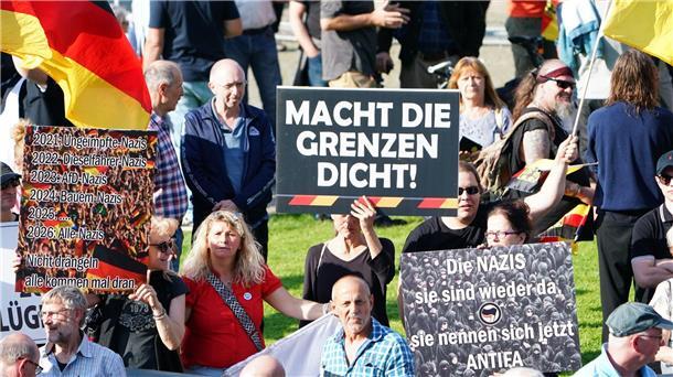 Mannheim: Tausende Menschen gedenken des toten Polizisten Bei der Kundgebung in Mannheim waren neben Deutschland-Fahnen auch Banner mit Aufschriften wie „Remigration jetzt“ und „Macht die Grenzen dicht“ zu sehen.
