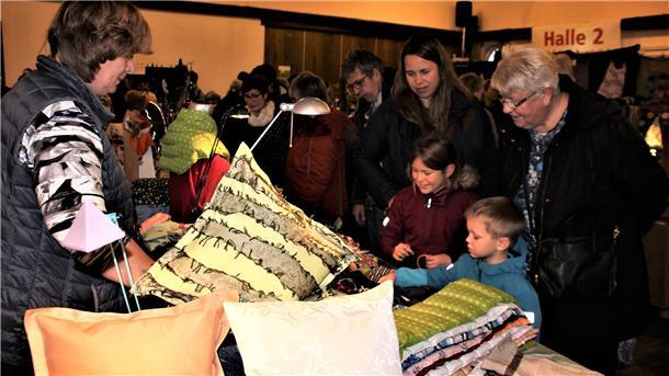 Kunst- und Hobbyausstellung in der Markthalle Rodenkirchen Bei der Kunst- und Hobbyausstellung in den Rodenkircher Markthallen gibt es stets ein vielfältiges Angebot (Archivbild). Mehr als 60 Ausstellerinnen und Aussteller zeigen ihre Erzeugnisse.