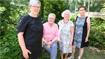 Bei der Lambertuskirche verabschiedeten sich Superintendentin Jutta Rühlemann (links) und Susanne Decker-Michalek, Referentin für die Arbeit mit Frauen im Sprengel Stade, von Uta Keller und Elisabeth Hintz (Mitte von links).