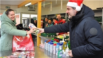 Bei der letzten Essensausgabe der Tafel im Jahr hilft stets auch Nordenhams Bürgermeister Nils Siemen mit. Und das nicht nur für ein Pressefoto, sondern den gesamten Vormittag lang.