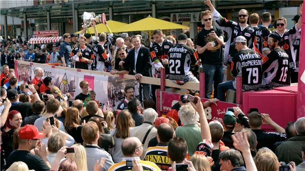 Bei der Meisterfeier 2014 fuhren die Pinguins auf einem großen Truck von der Eisarena in die Innenstadt zur Feier.