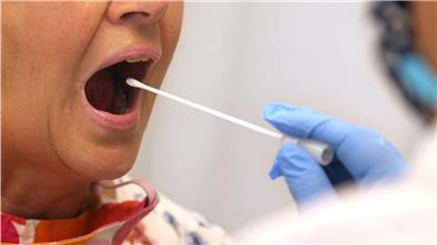 Bei der Neuaufnahme in der Helios-Klinik Wesermarsch werden stationäre Patienten ab sofort per Abstrich auf das Corona-Virus getestet. 