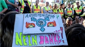 Bei der neuen Meldestelle für Antifeminismus können Betroffene feindselige Äußerungen oder Bedrohungen melden und Beratung erhalten. Das Angebot wird offensichtlich genutzt.