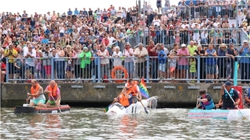 Bei der Papierboote-Regatta wird der Deich zur Zuschauer-Tribüne.
