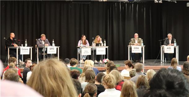 Schülerinnen und Schüler fühlen Politikern auf den Zahn Bei der Podiumsdiskussion am St.-Viti-Gymnasium in Zeven stellen sich die Kandidaten der Landtagswahl den Fragen der Schülerinnen und Schüler.
